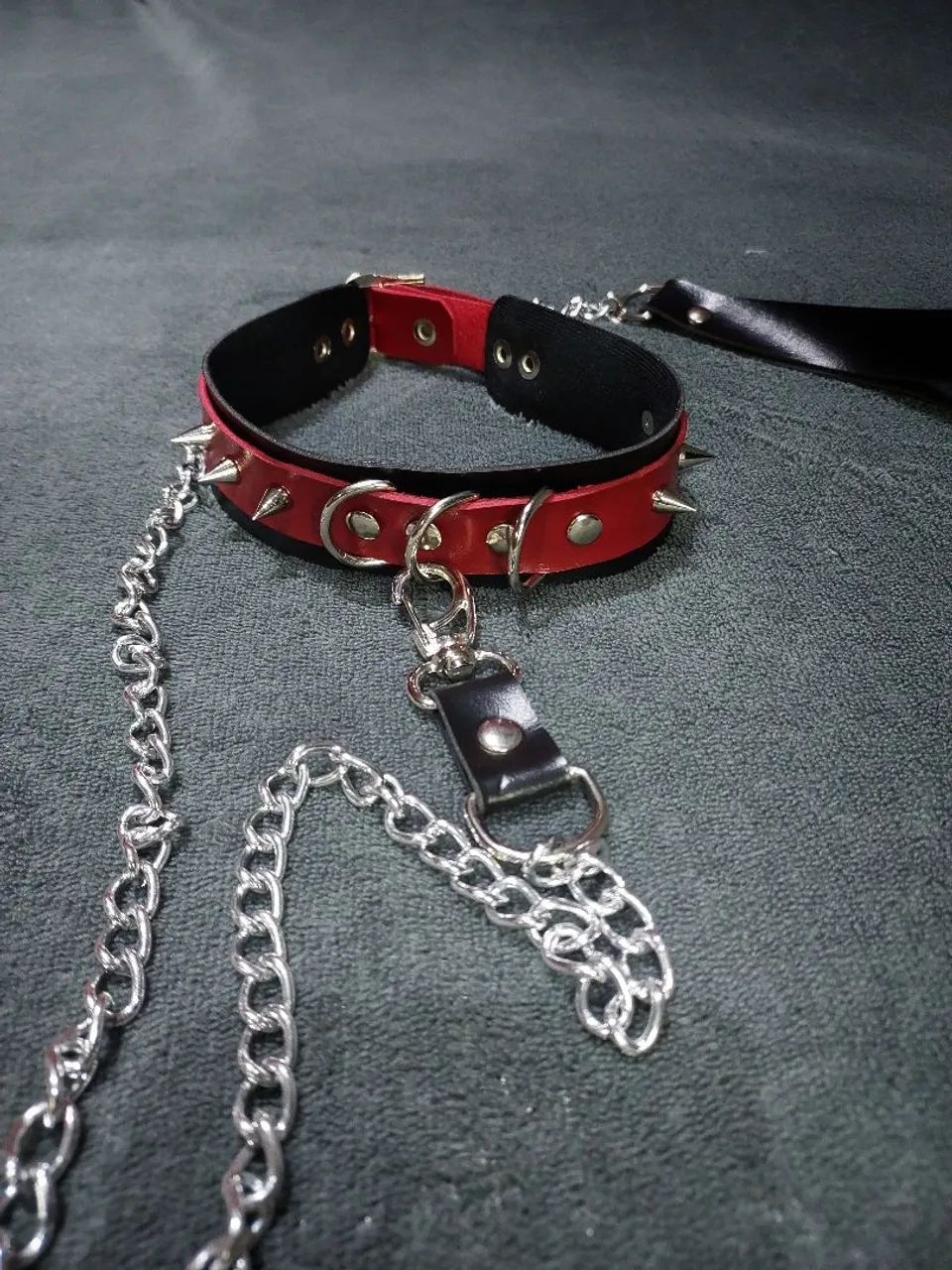 Coleira com spikes vermelha e corrente gargantilha com guia