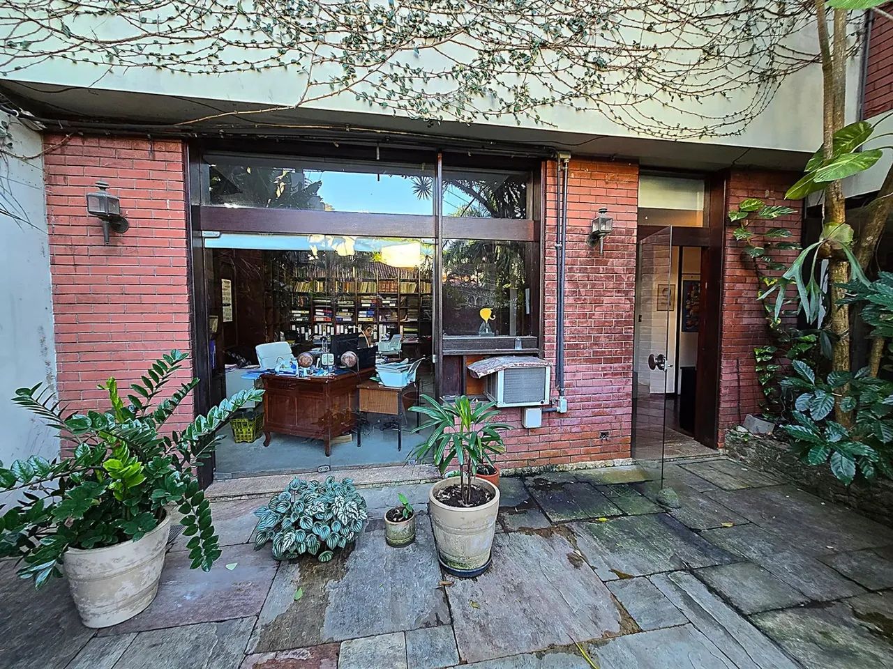 Casa para venda ou aluguel no Cosme Velho em rua com guarita e com 519 m2!