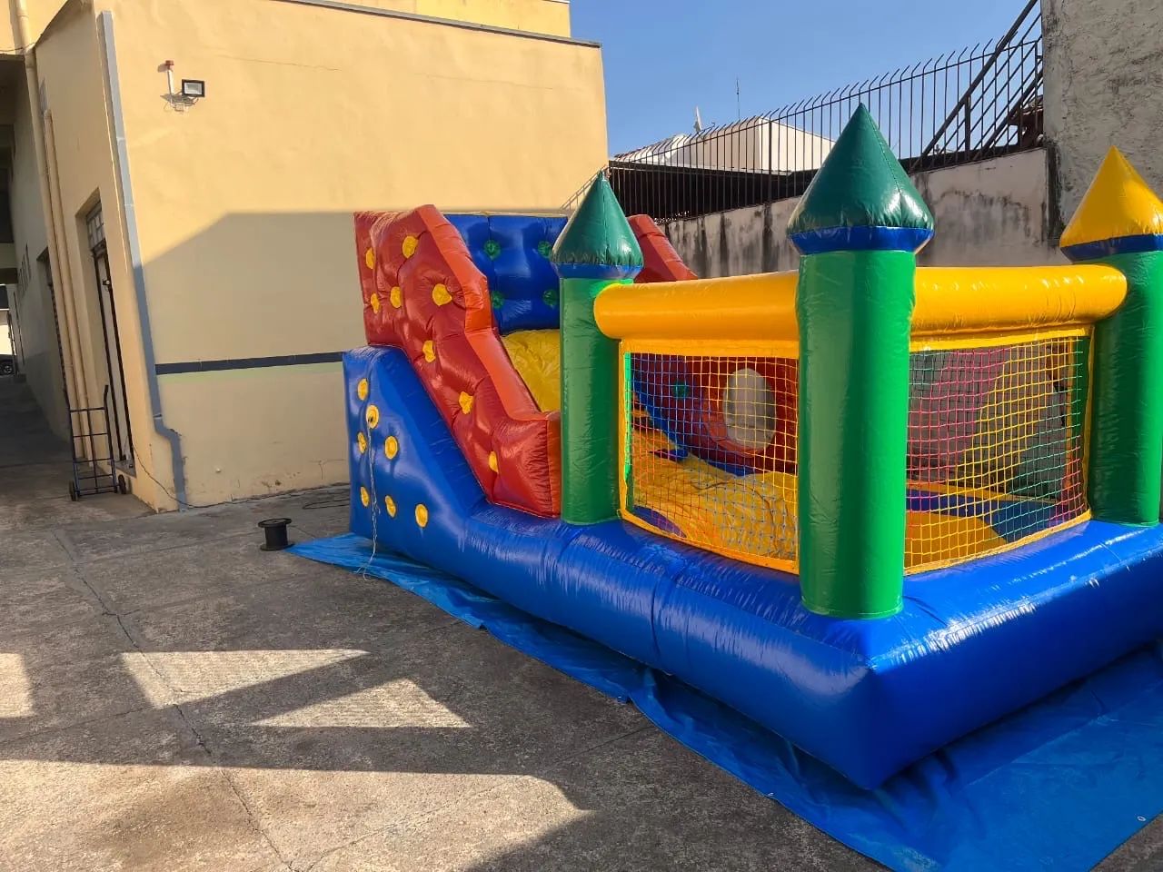 Mini escorregador com piscina de bolinha 