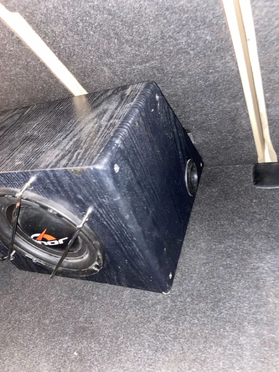 Caixa de som subwoofer de mala. 