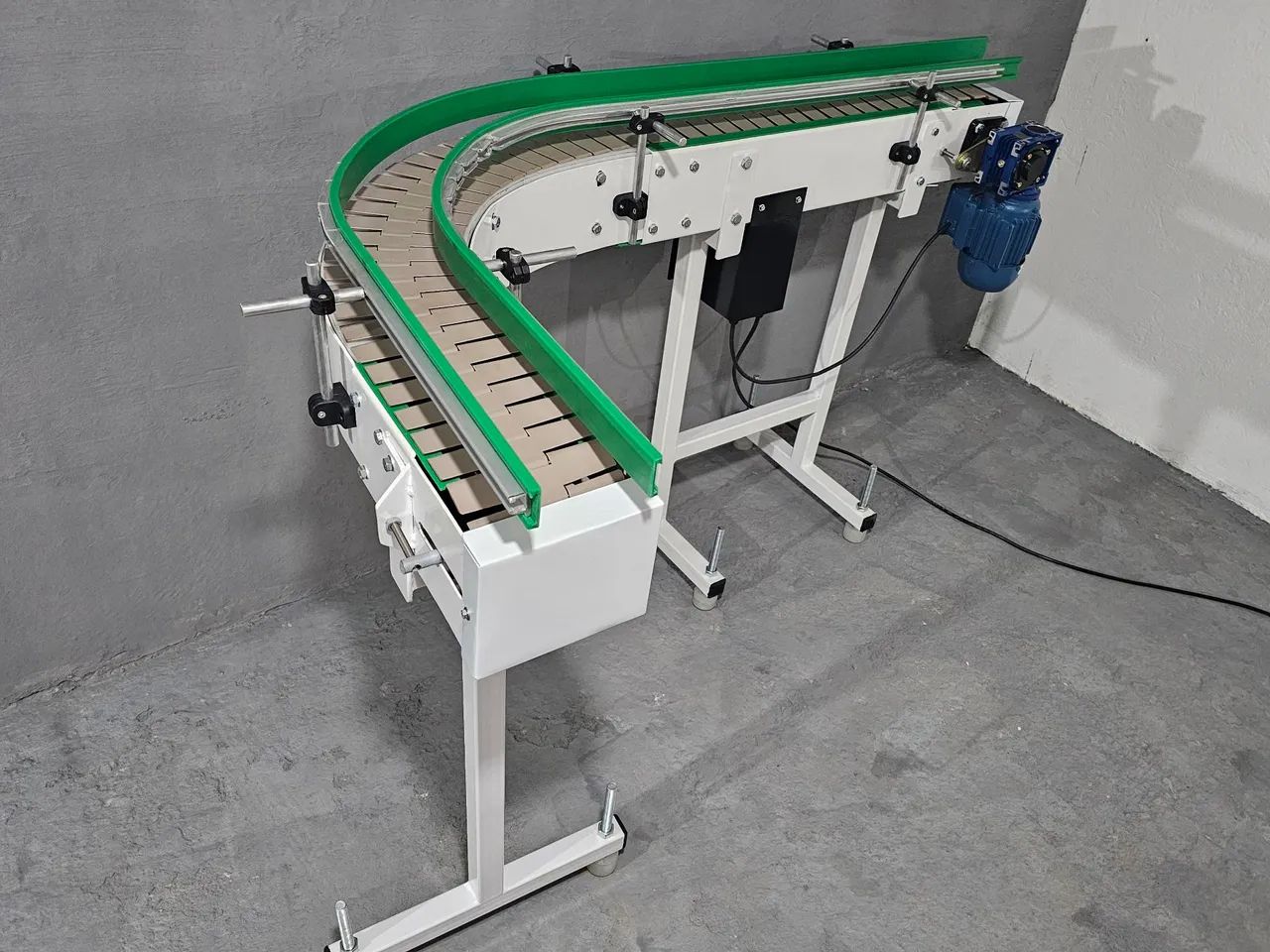 Esteira transportadora curva para produção industrial