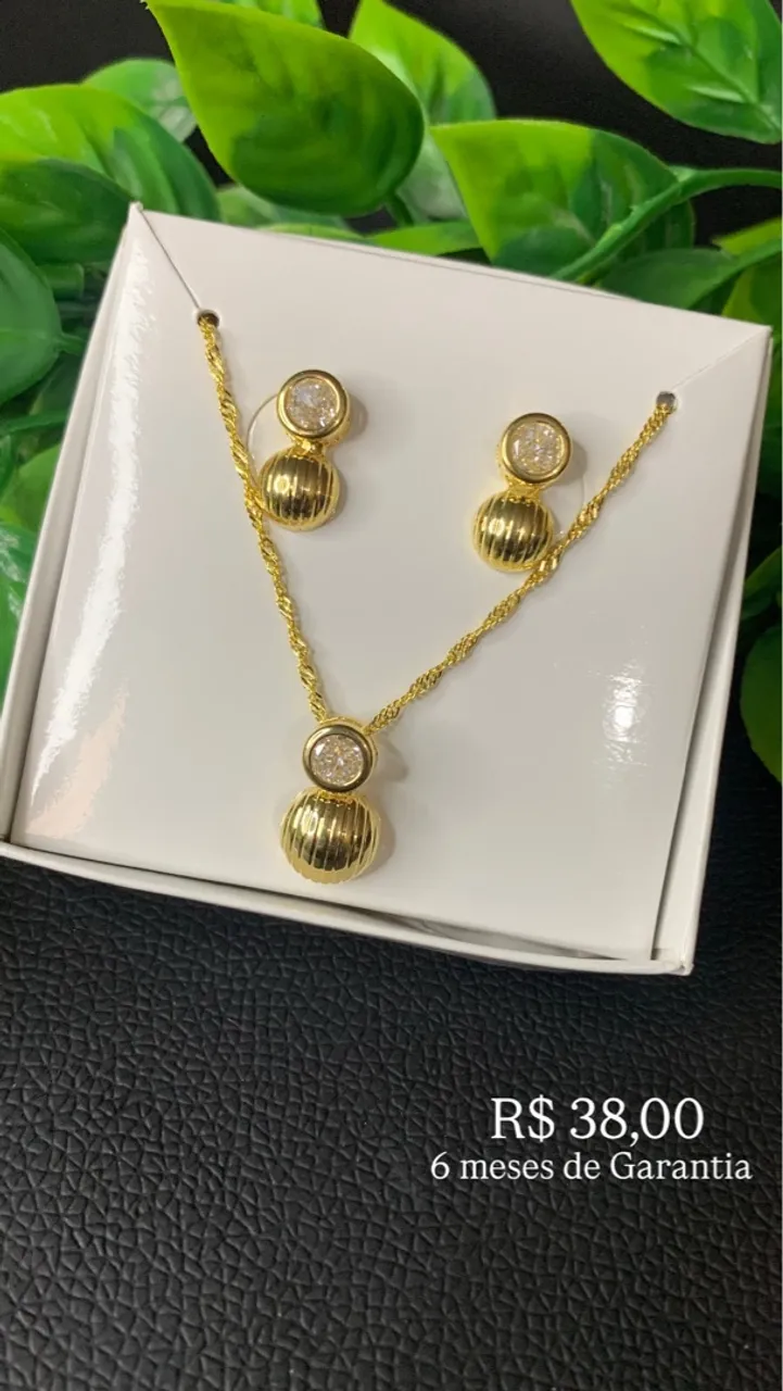 Conjunto de Folheado Douradas com Detalhes