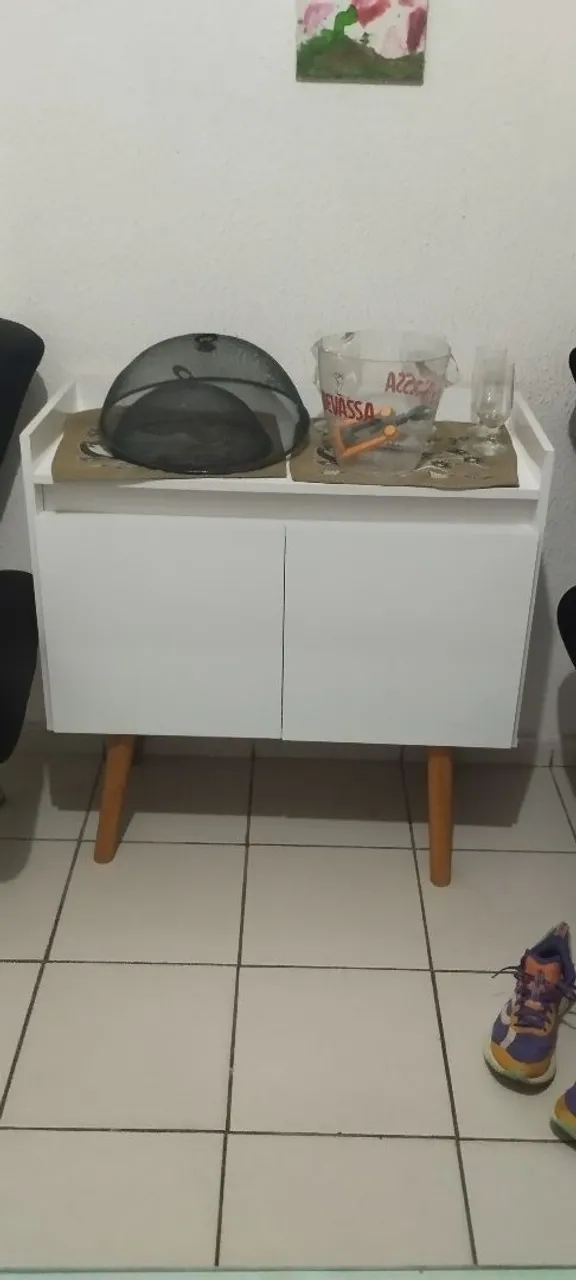 Armário branco com 2 portas e 2 gavetas
