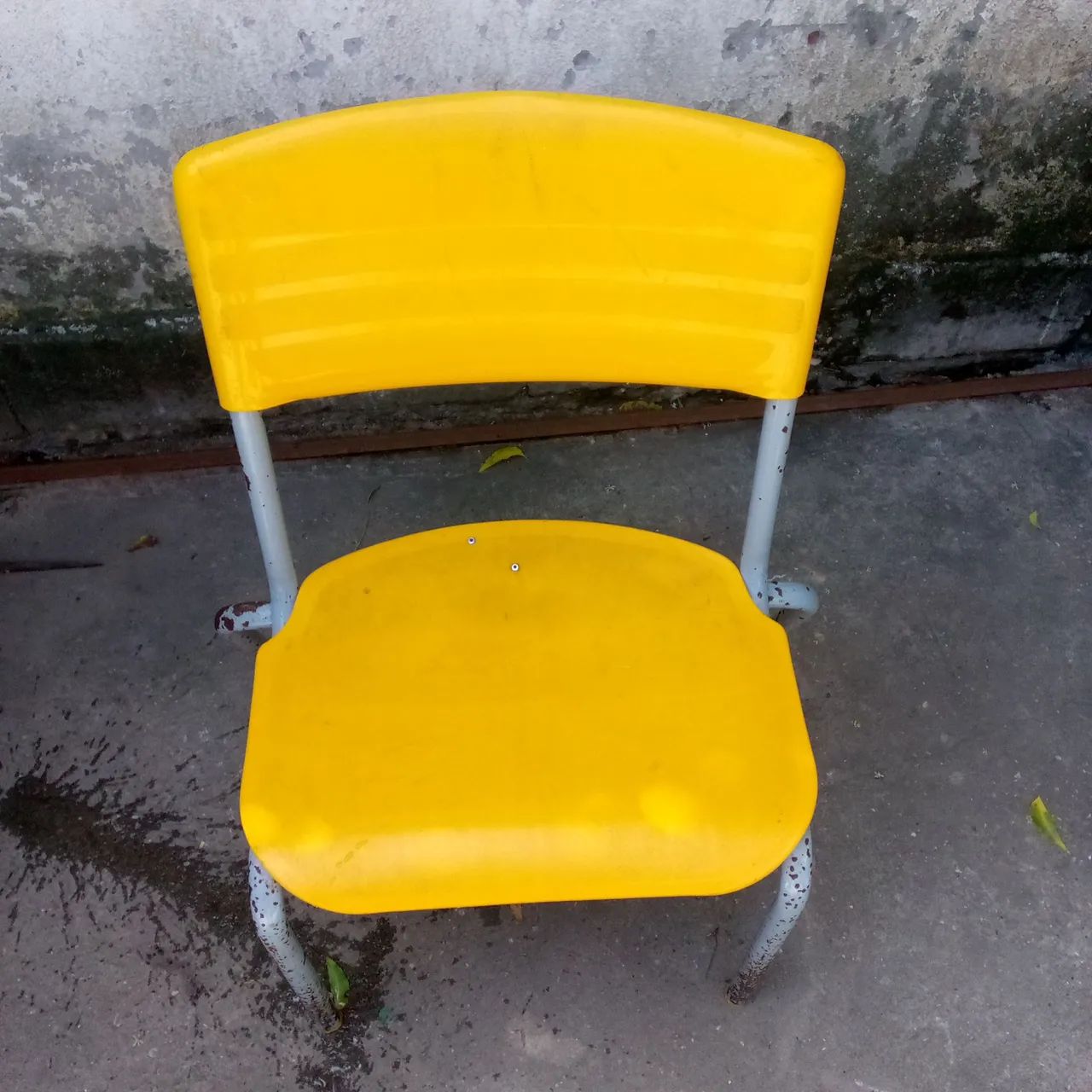 Cadeira amarela de plástico - ótima para escritório!