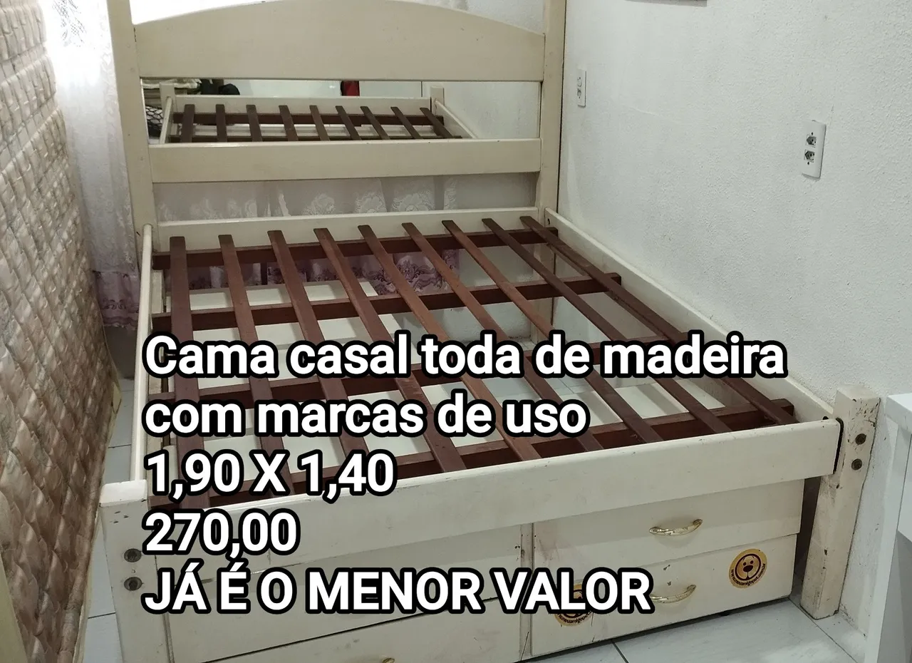 Cama casal de madeira com marcas de uso