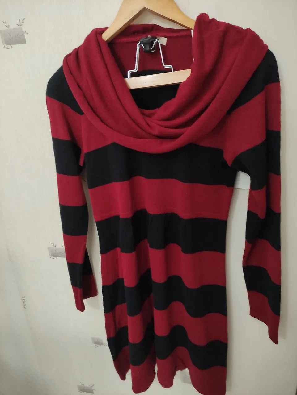 Vestido listrado vermelho e preto com gola alta