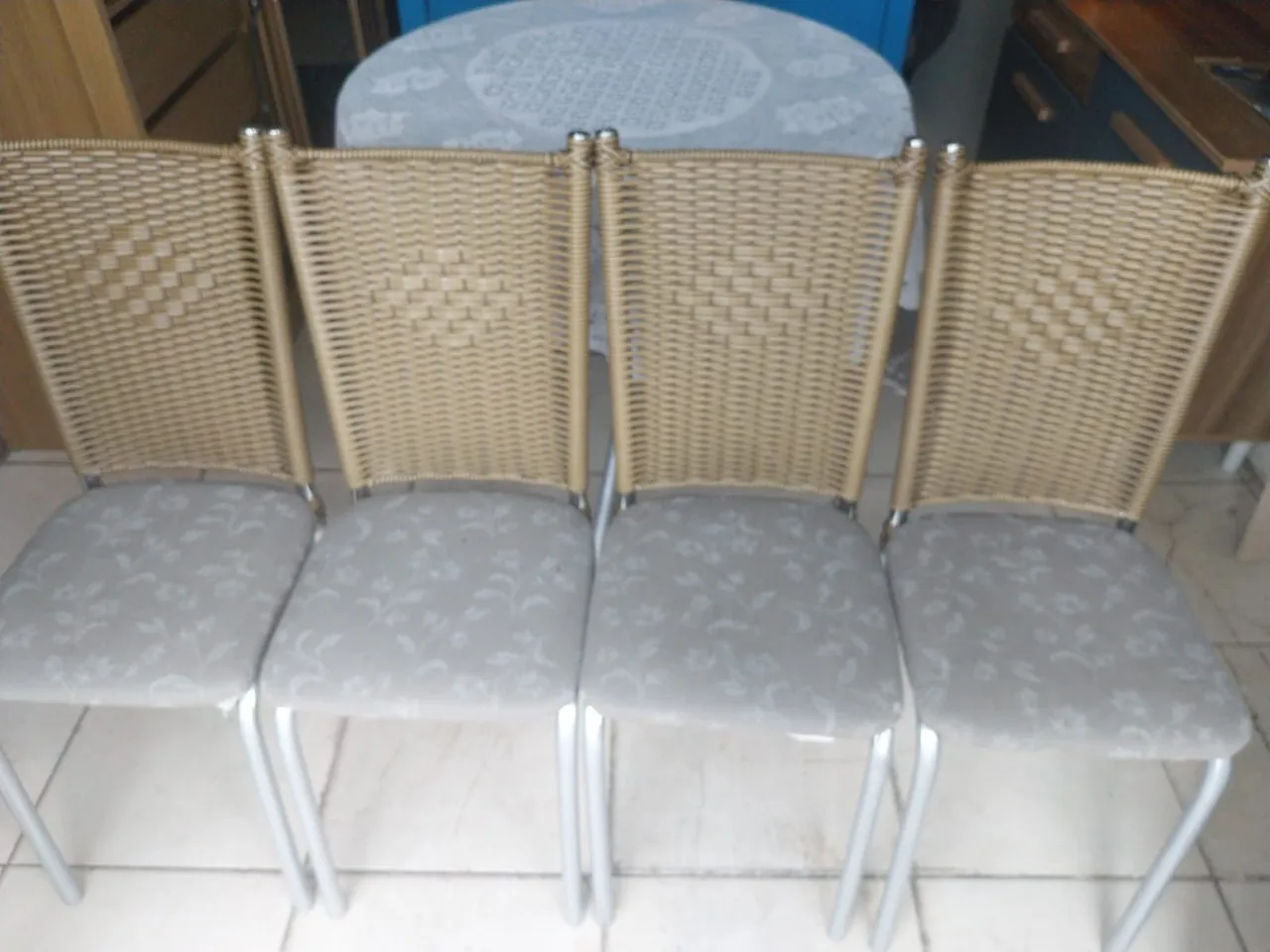Mesa de vidro 4 cadeiras linda posso entregar 