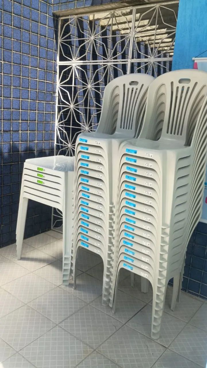 Mesas e cadeiras de plástico