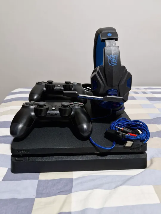 Playstation 4 slim 1TB com 2 controles e headset
