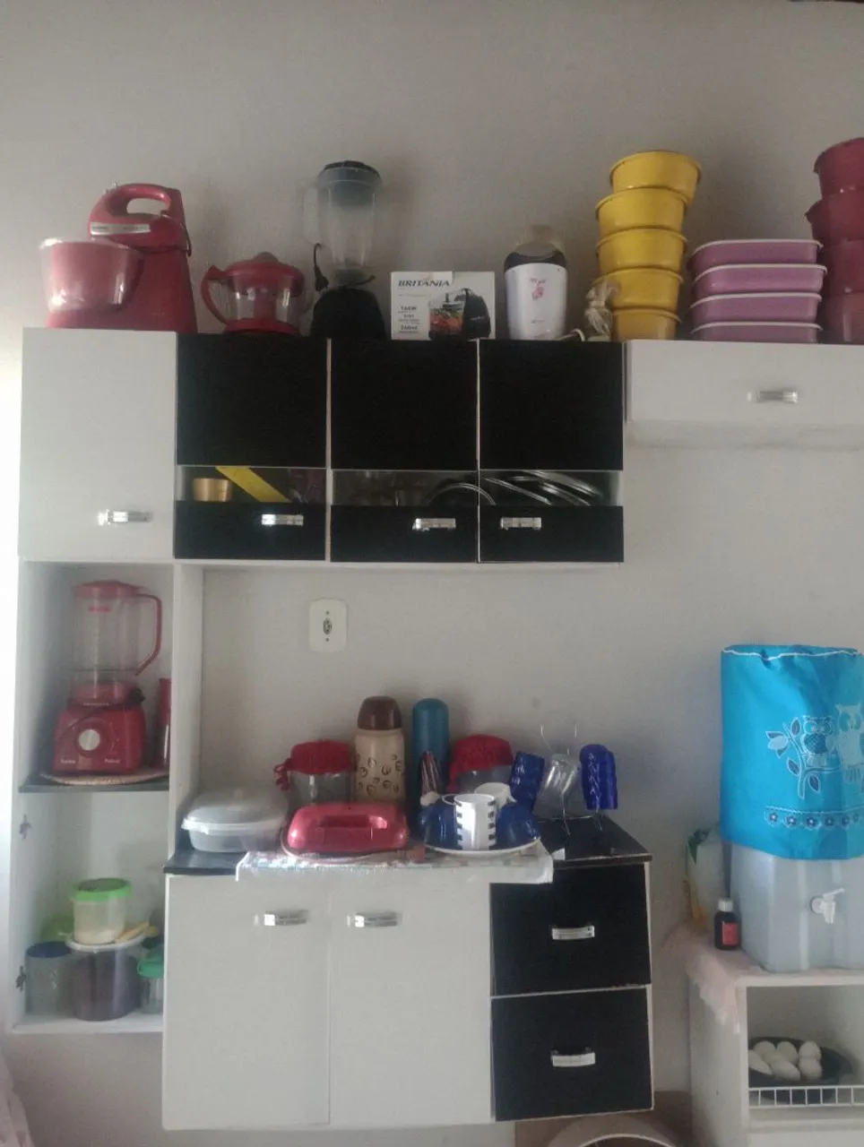 Conjunto de armários de cozinha branco e preto