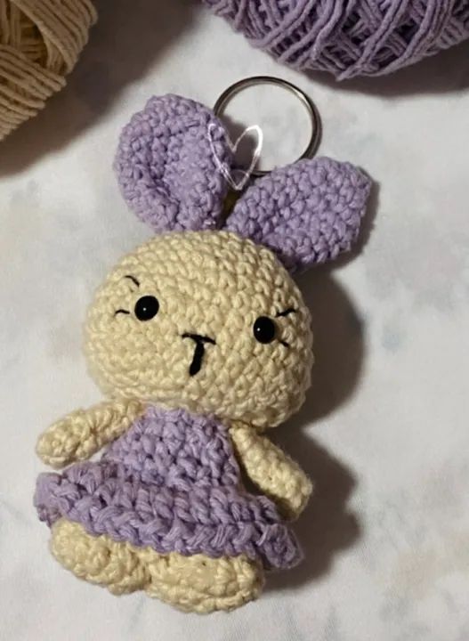 Chaveiro de coelhinha em crochê