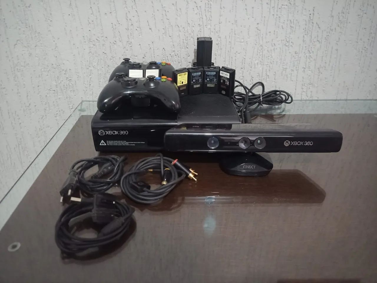 Xbox 360 com Kinect e 2 controles leia a descrição 