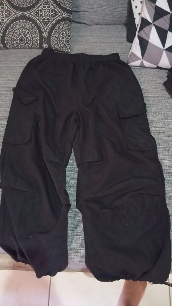 Calça Cargo Preta com Bolsos Laterais