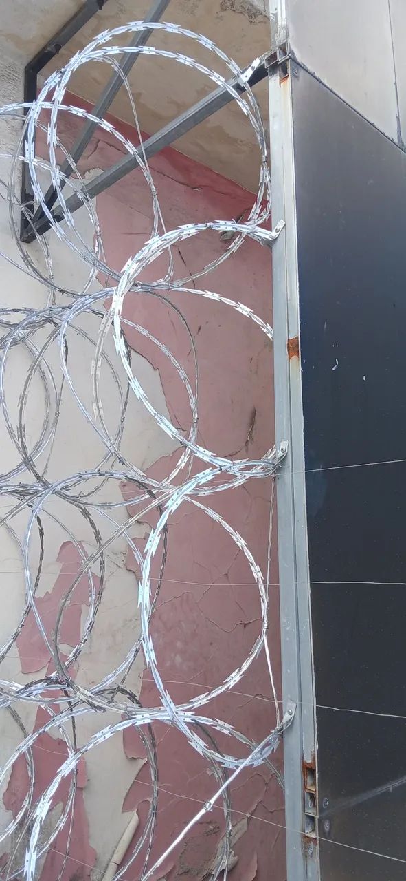 Cerca de Segurança com Lâminas