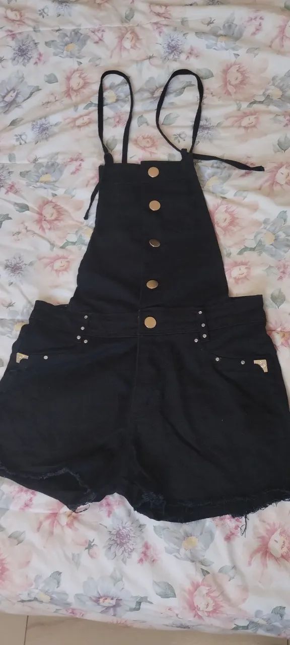 Macacão Shorts Jeans Preto com Detalhes
