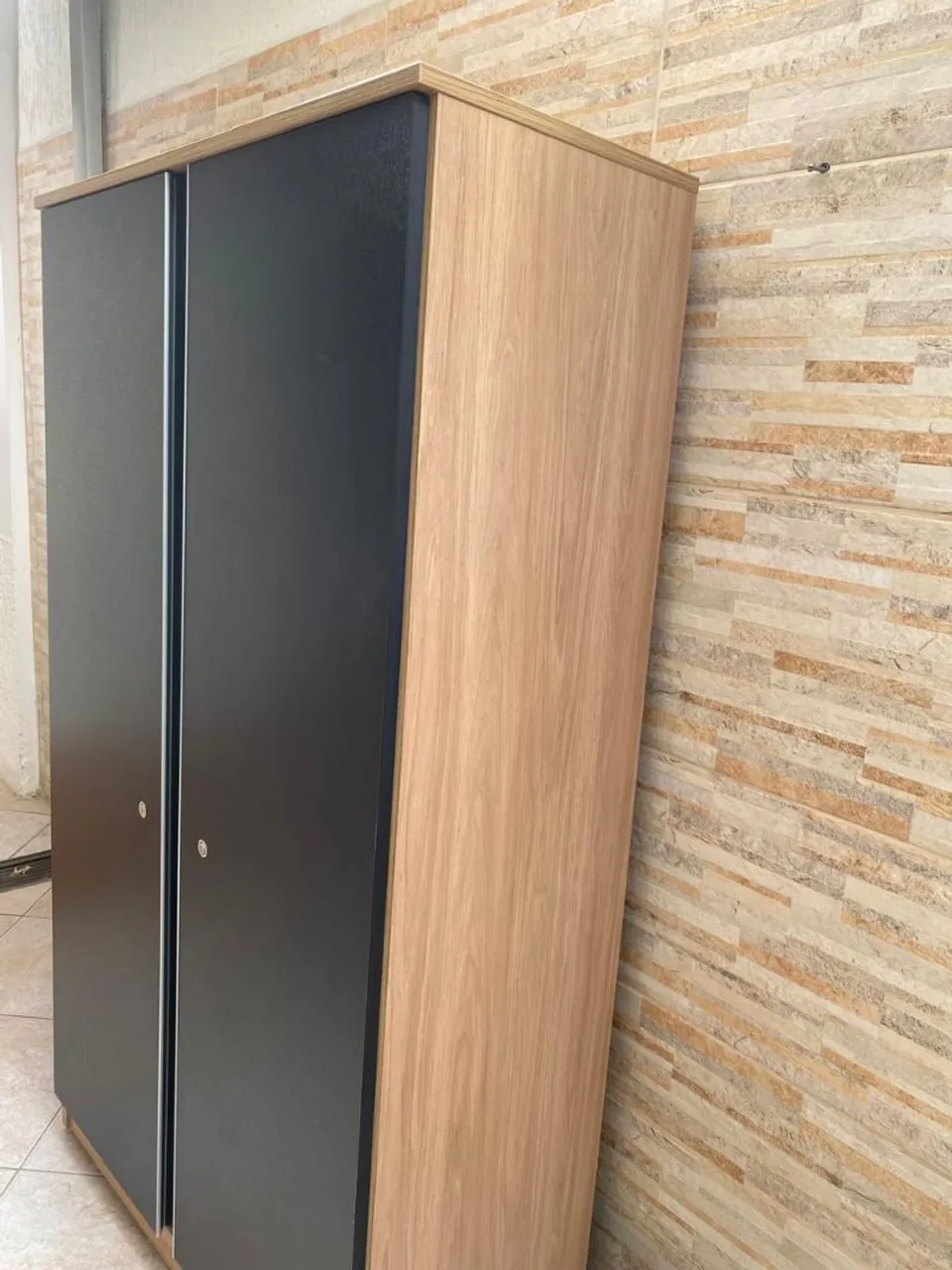 Armário multiuso Moderno com Detalhes em Madeira