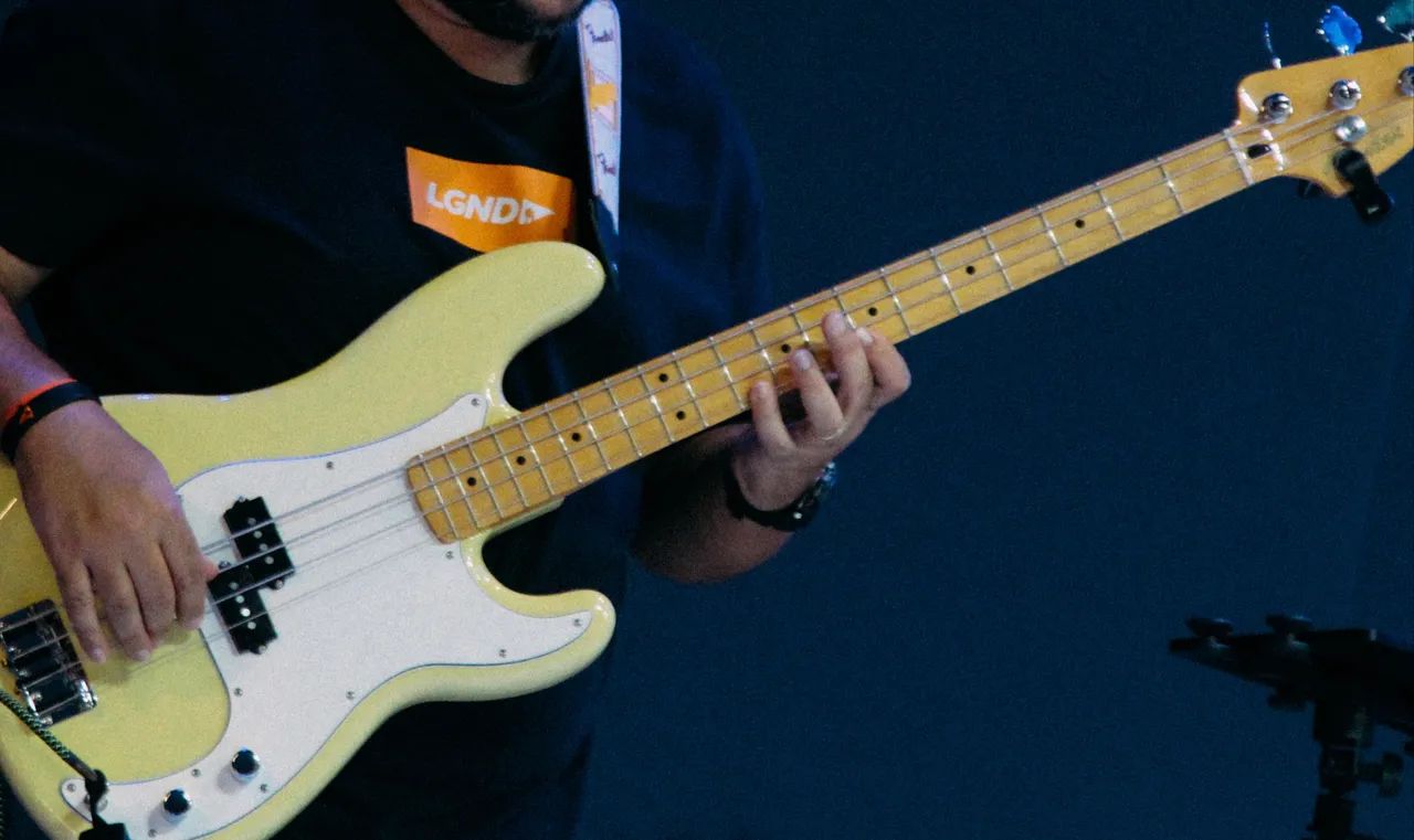 Baixo Fender Precision Player II