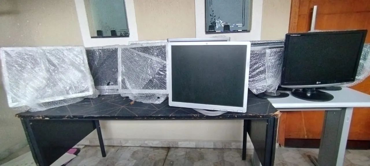 Telas de computadores com teclado e cabo  - Foto 2