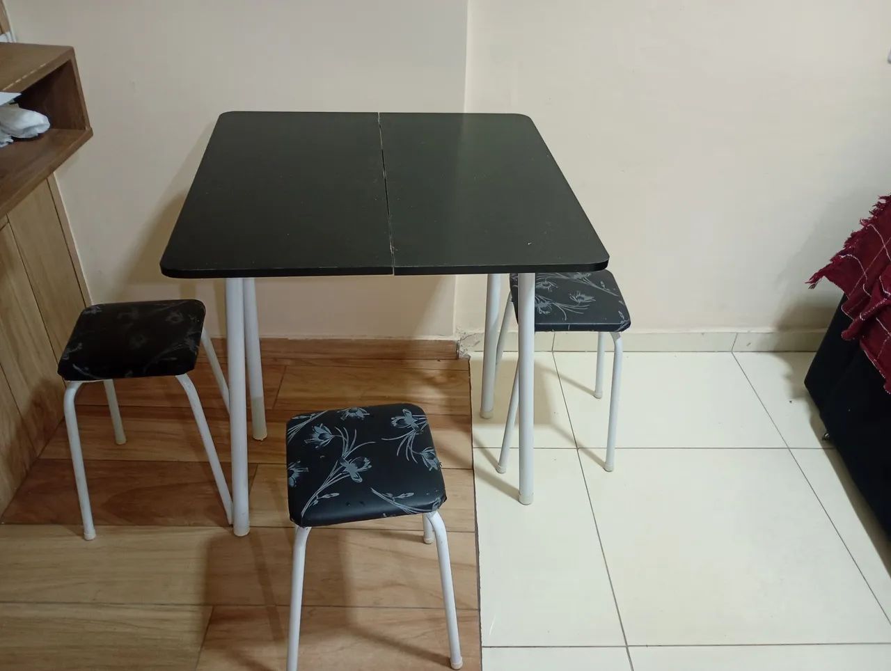 Vendo mesa com 4 cadeiras. - Foto 4
