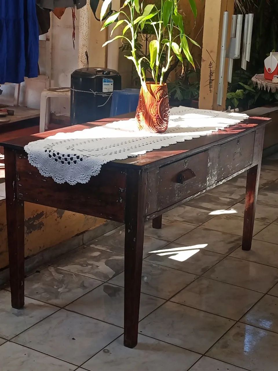 Mesa antiga,não sei que madeira é,Leia: