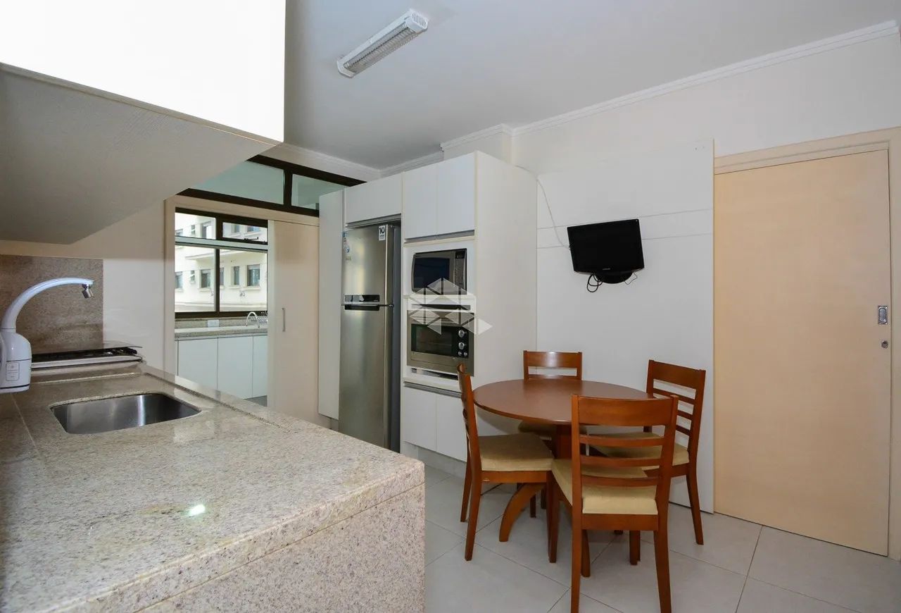 APARTAMENTO MOBILIADO À VENDA NO CENTRO DE FLORIANÓPOLIS COM VISTA PARA O BOSQUE E 2 SUÍTE - Foto 4