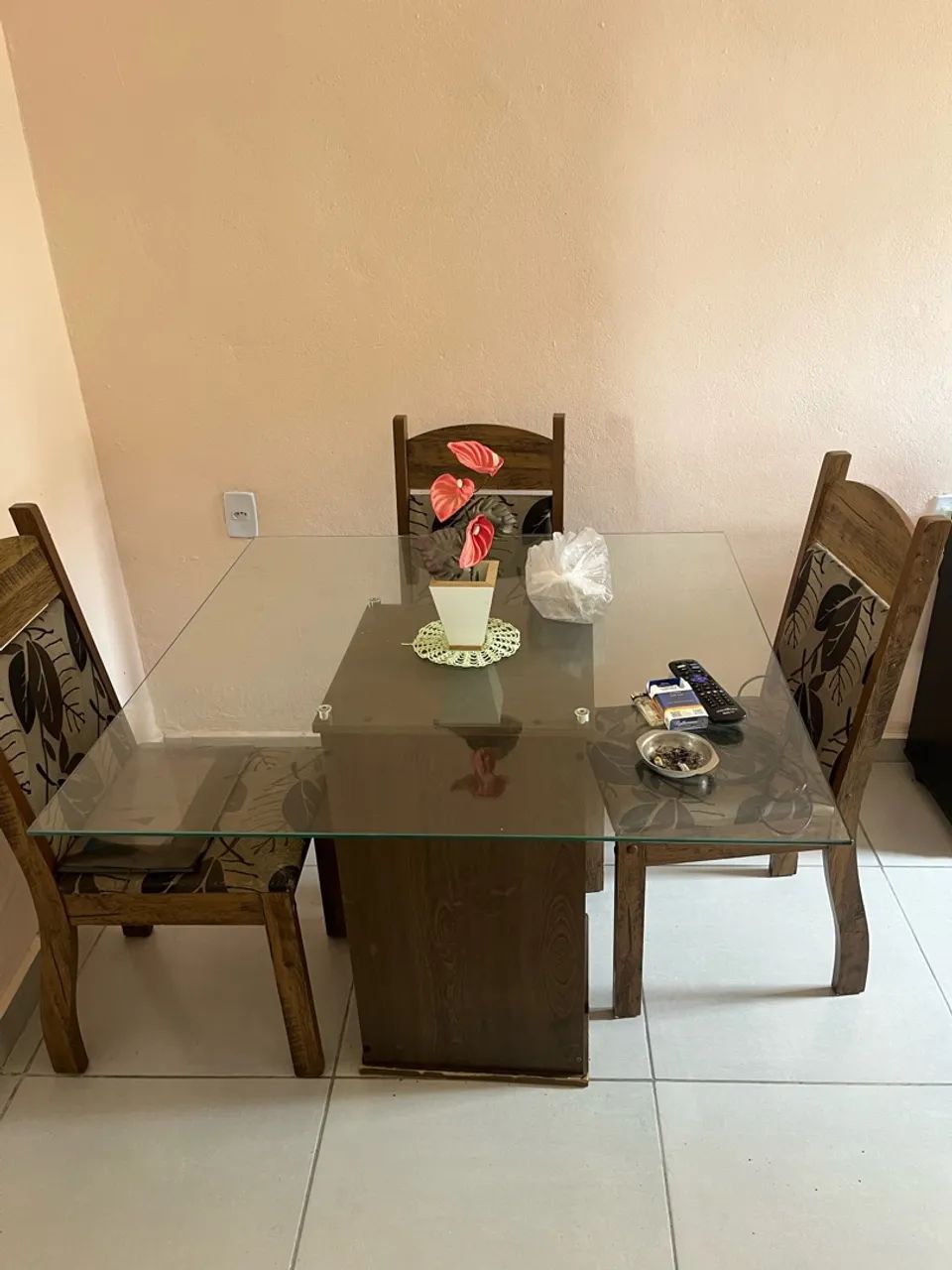 Mesa de jantar com 4 cadeiras 