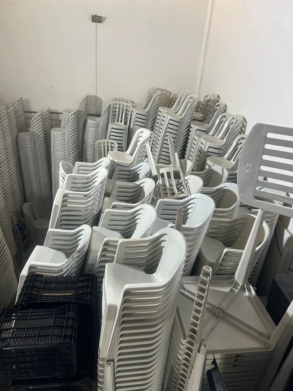  Conjunto com mesa + 4 poltronas plásticas  - Foto 2