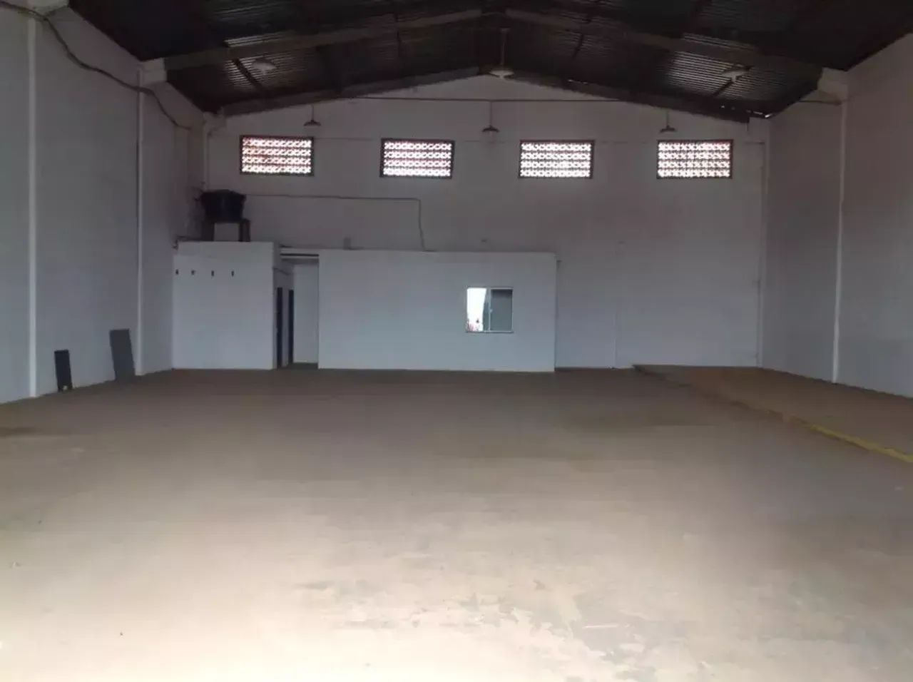 COMPLEXO DE GALPÕES COM METRAGEM 600M², PRÓXIMO A ENTRADA DA CIDADE, COM PÁTIO AMPLO, SEGU - Foto 3