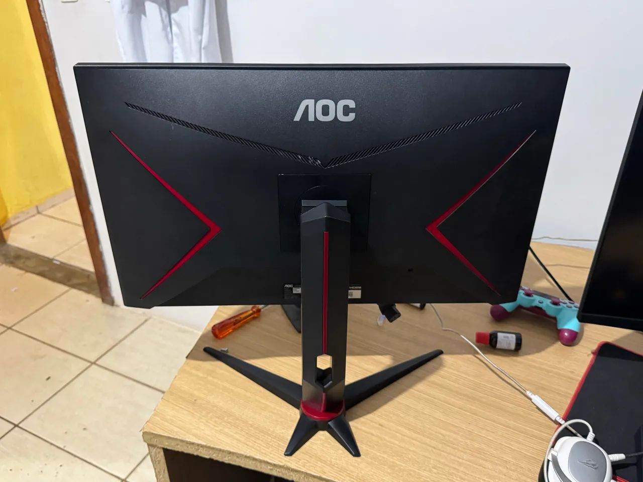 Monitor AOC 27 Polegadas 144Hz, tripé com rotação e ajustes de ângulos e altura  - Foto 2