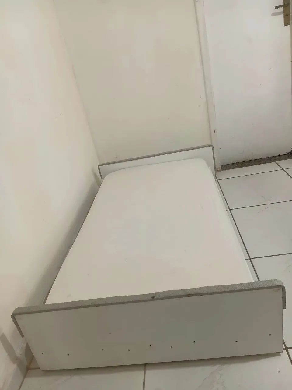 Cama infantil com colchão. 