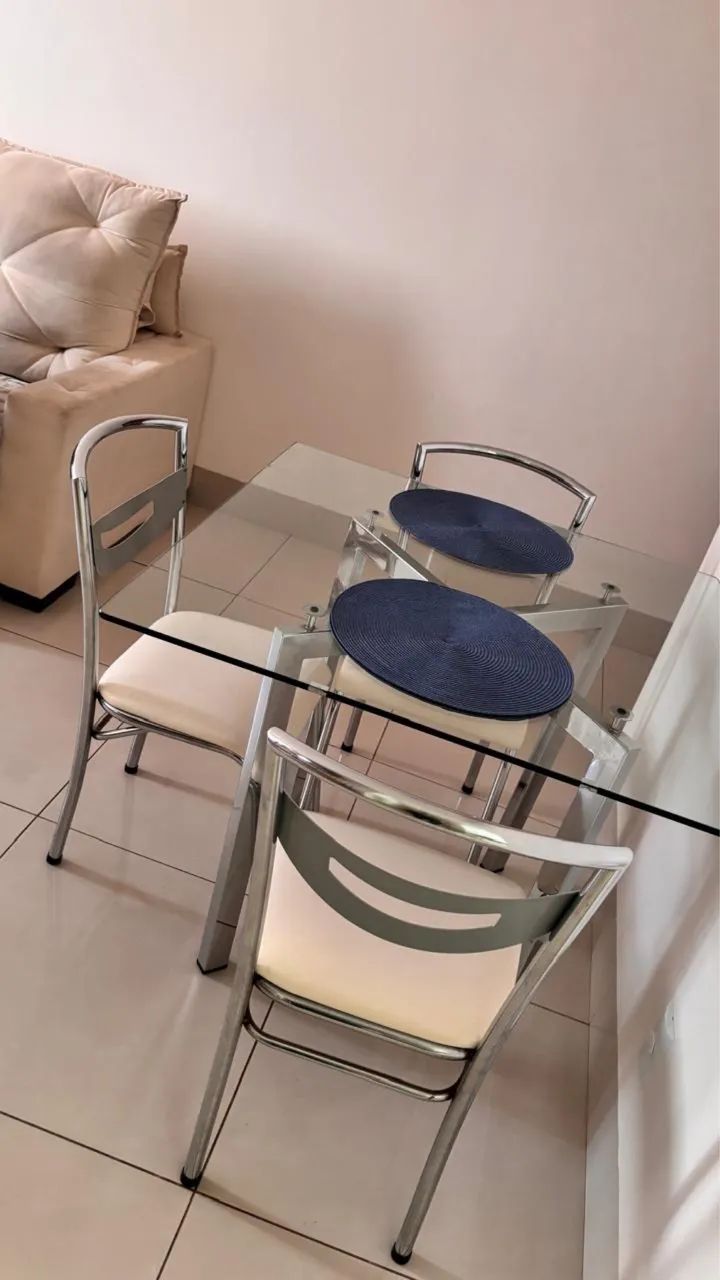 Mesa com tampo de vidro 4 cadeiras - Foto 2