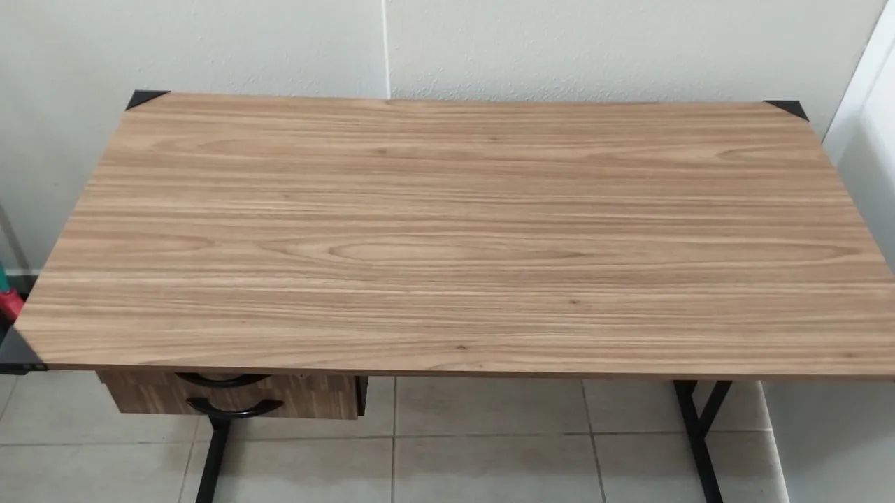 Escrivaninha com gaveta e chaves  - Foto 4