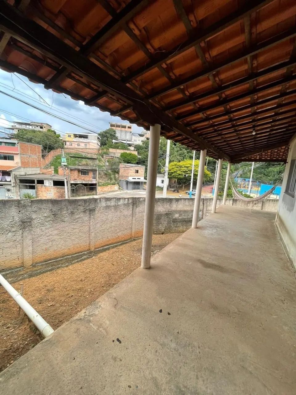 VENDE-SE CASA COM LOTE AMPLO