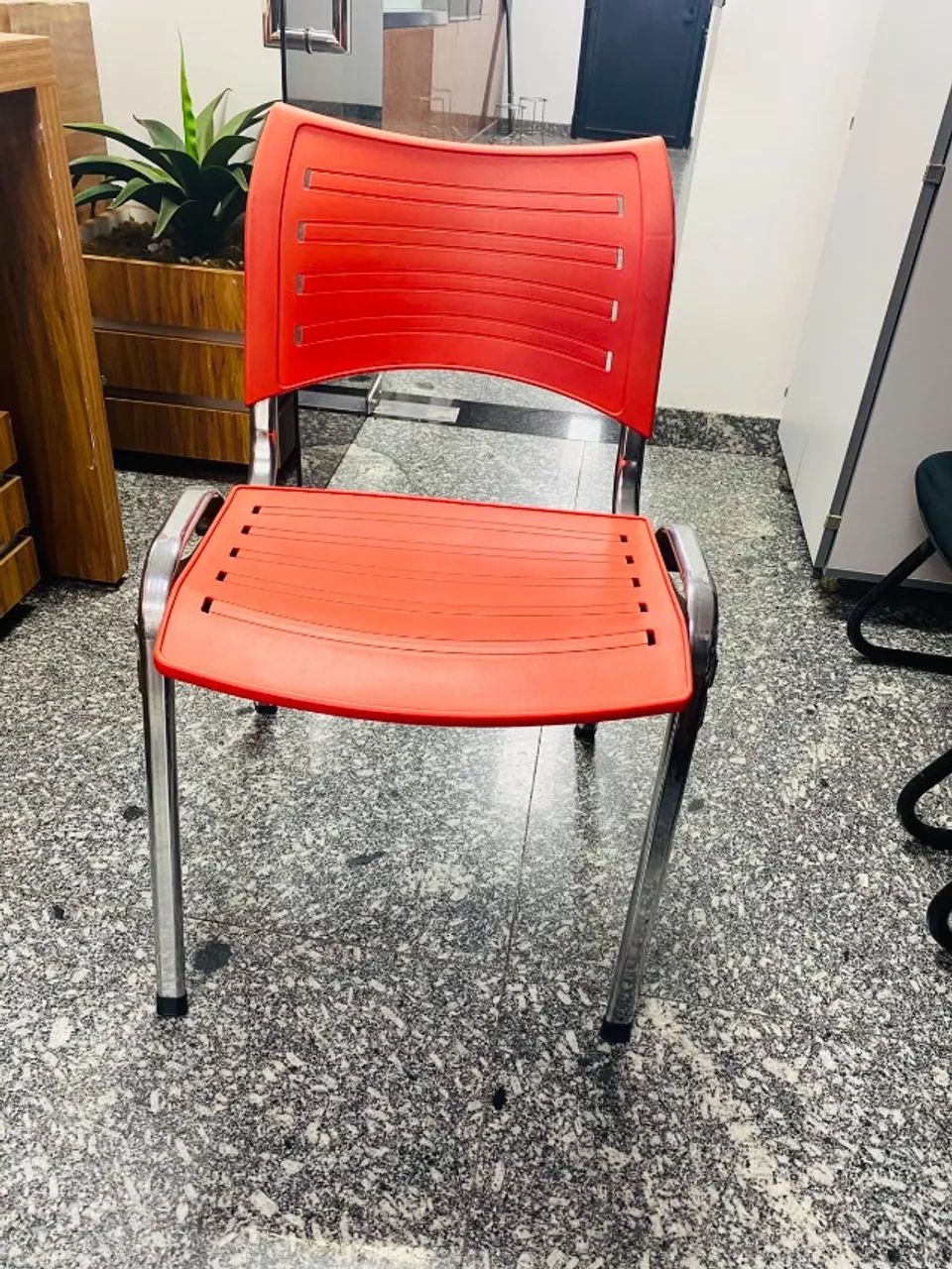 Lote Com 10 Cadeiras De Recepção Empilháveis Vermelhas (Base Cromada) - Foto 5