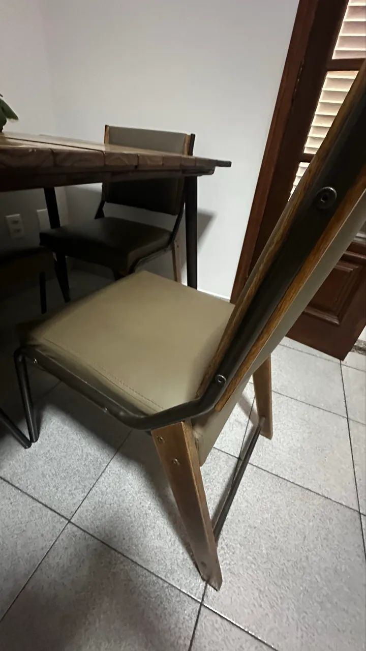 Mesa de madeira com 4 cadeiras 