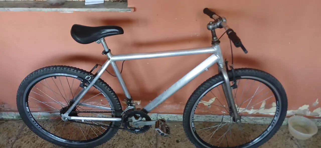 Bicicleta so ta com o aro empinado *75