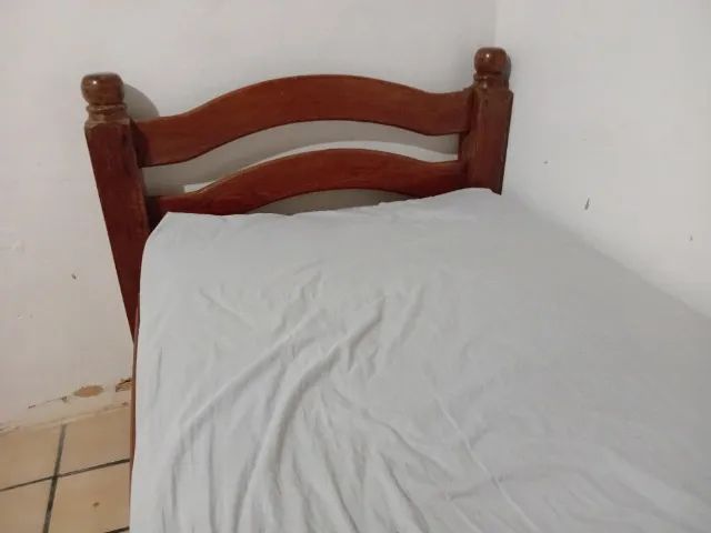 Cama de solteiro de madeira maciça. - Foto 3