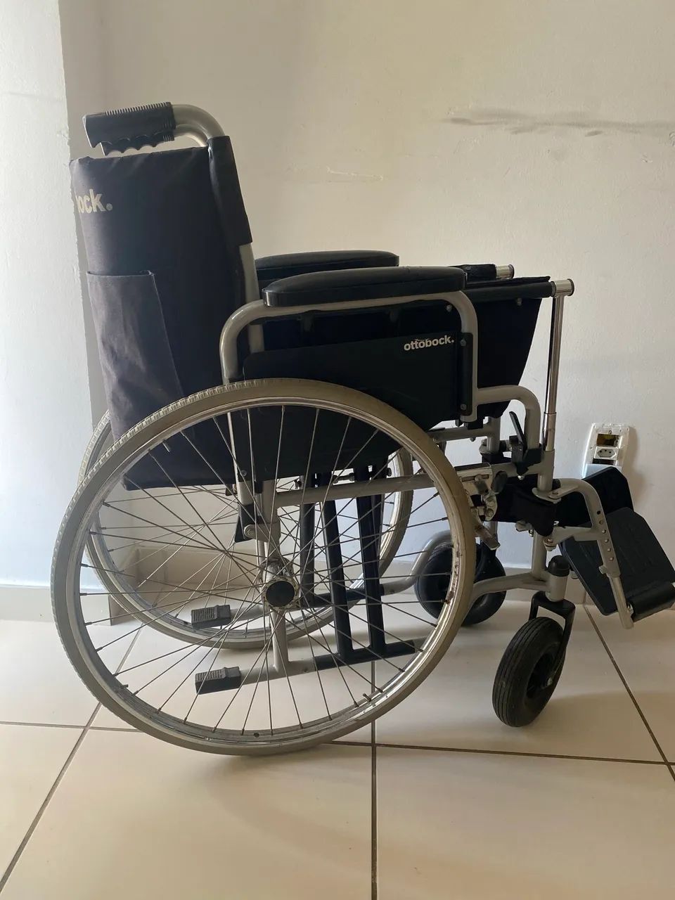 Vendo cadeira de rodas pouco usada