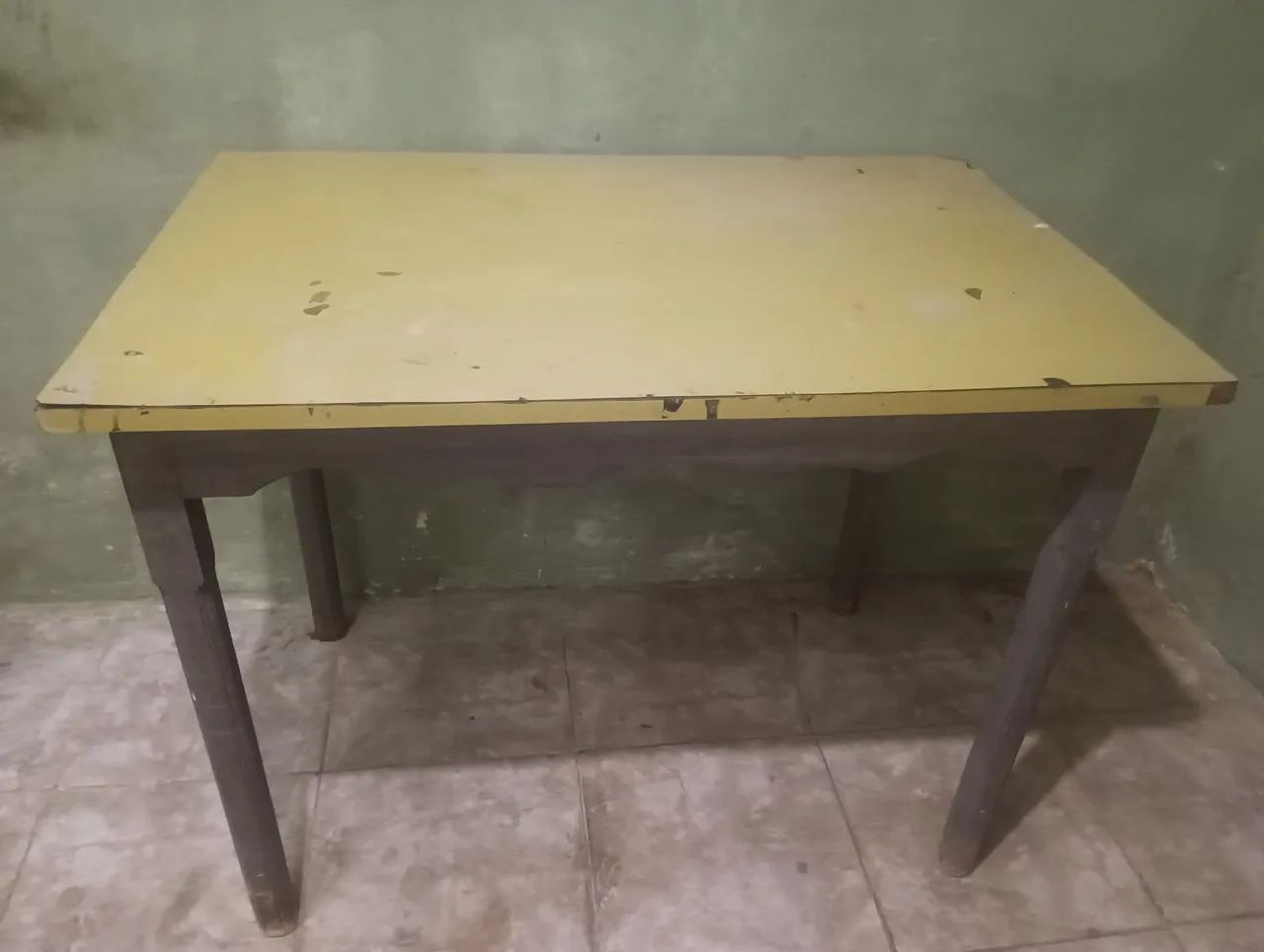 Mesa de madeira (usada e em ótimo estado)