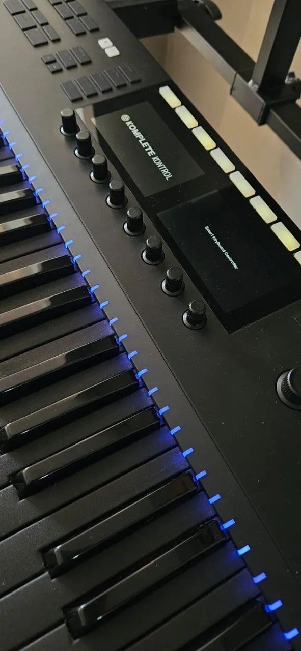 Komplete Kontrol S49 Mk2 (personalizado) - Instrumentos musicais
