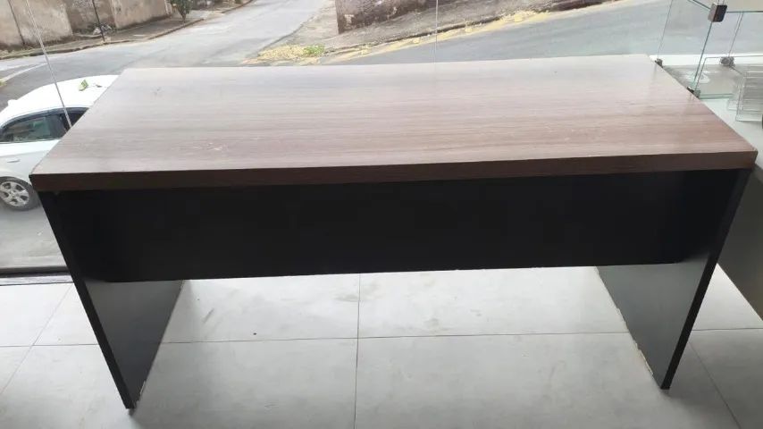 Mesa Amadeirada com preto - Usada c/ arranhões - Foto 5