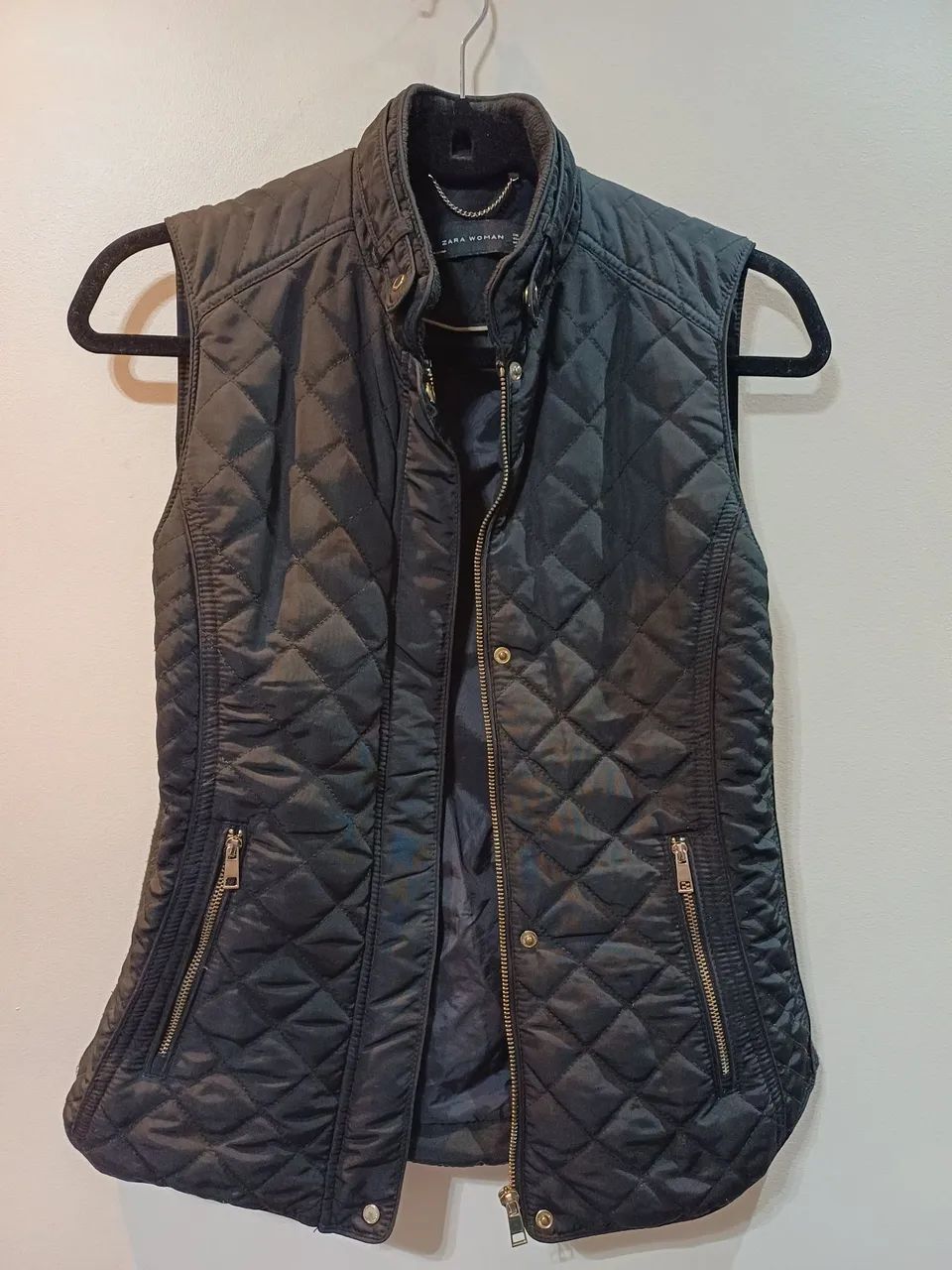 Colete Zara semi-novo acolchoado preto com bolsos.