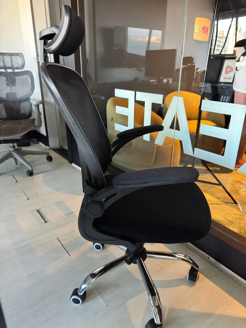 Cadeira ergonômica preta 