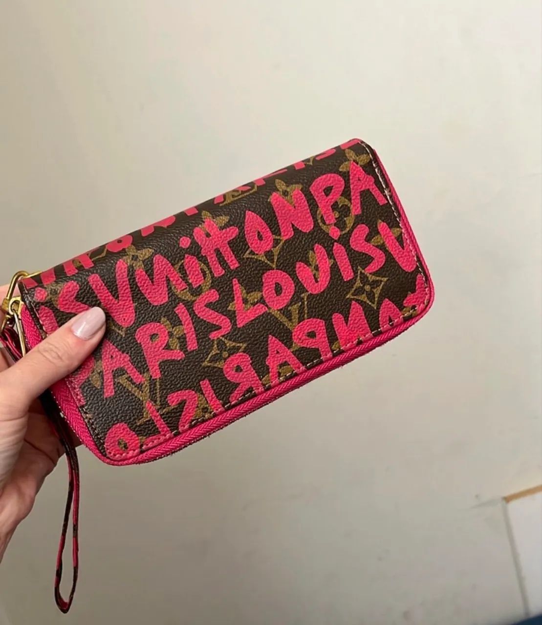 Clutch carteira de mão Louis Vuitton graffiti rosa 
