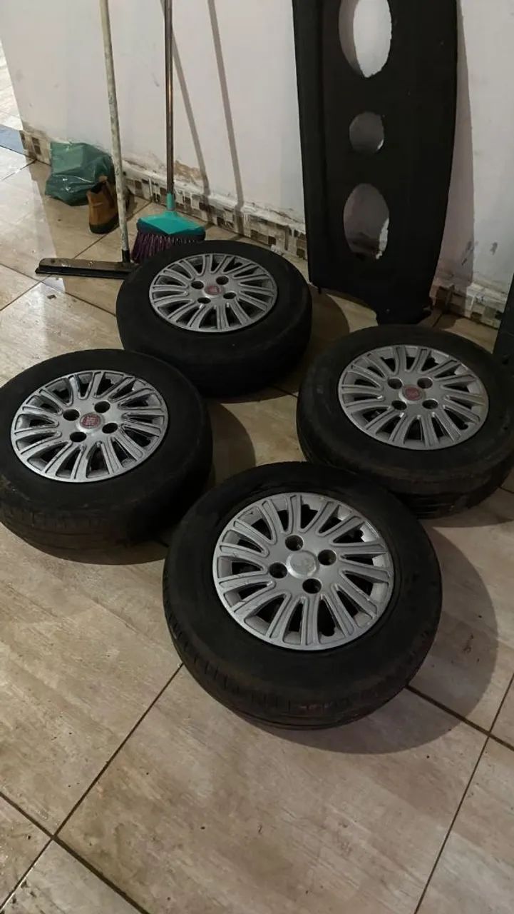 Vendo rodas de ferro aro 13 com pneus meia vida - Foto 2