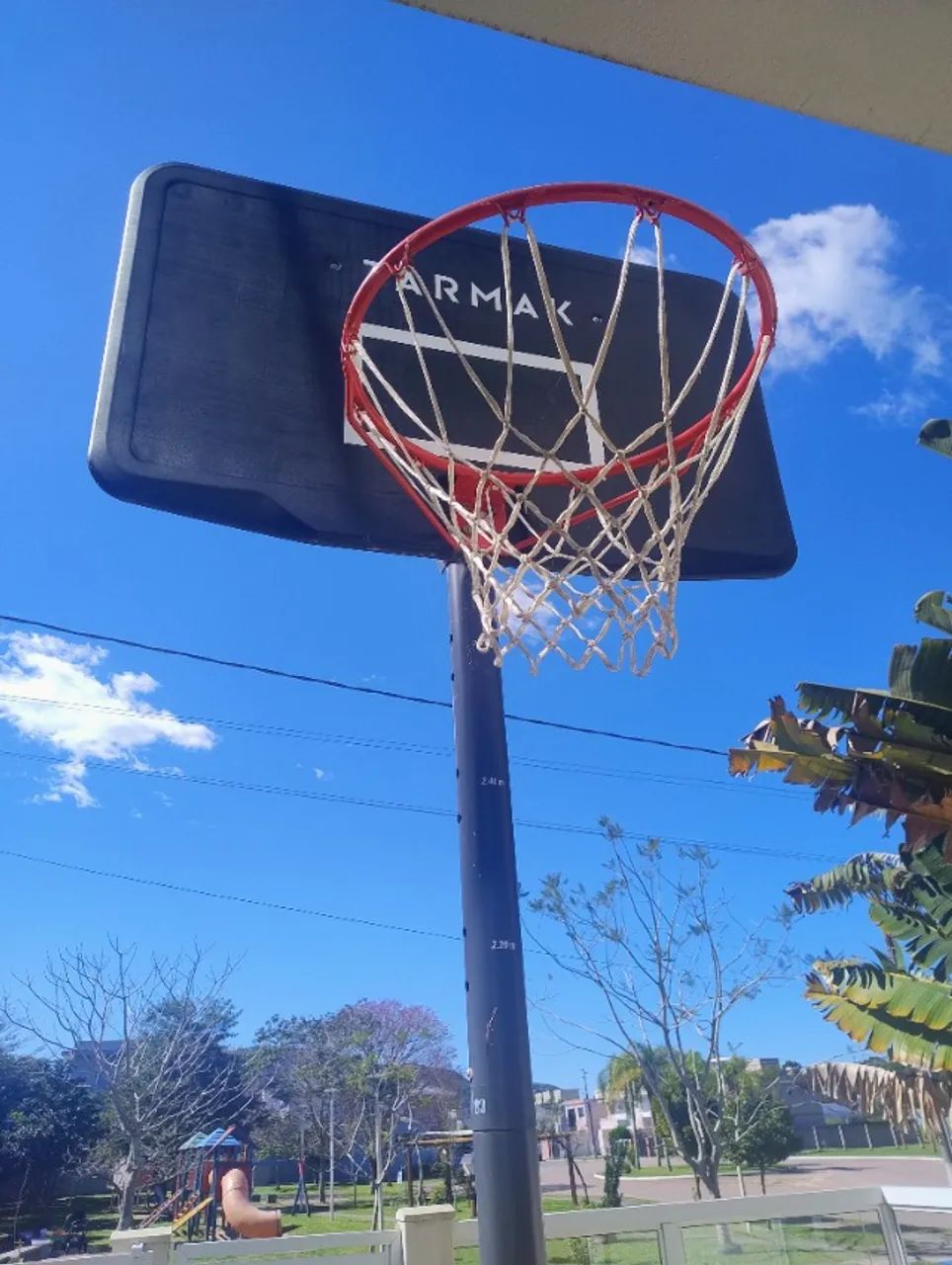 Tabela de basquete com poste e base