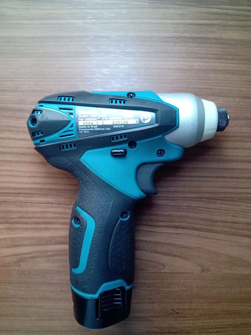 Parafusadeira e furadeira Makita sem fio, com carregador e bateria. - Foto 4