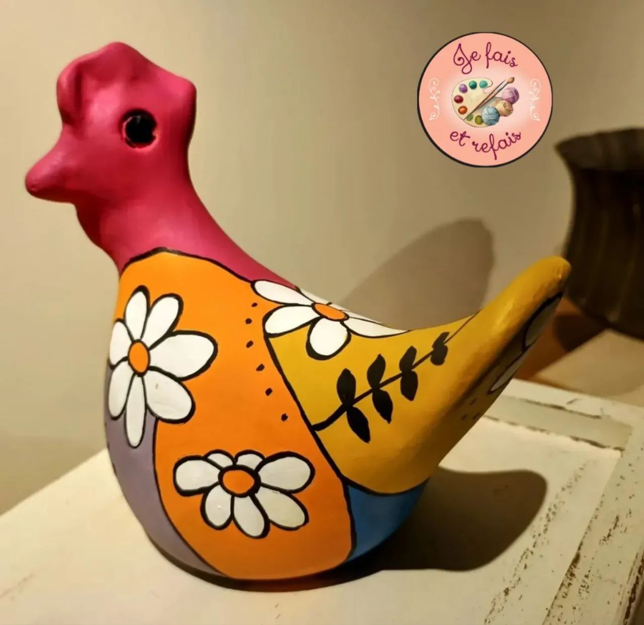 Escultura de Cerâmica em forma de Galinha 