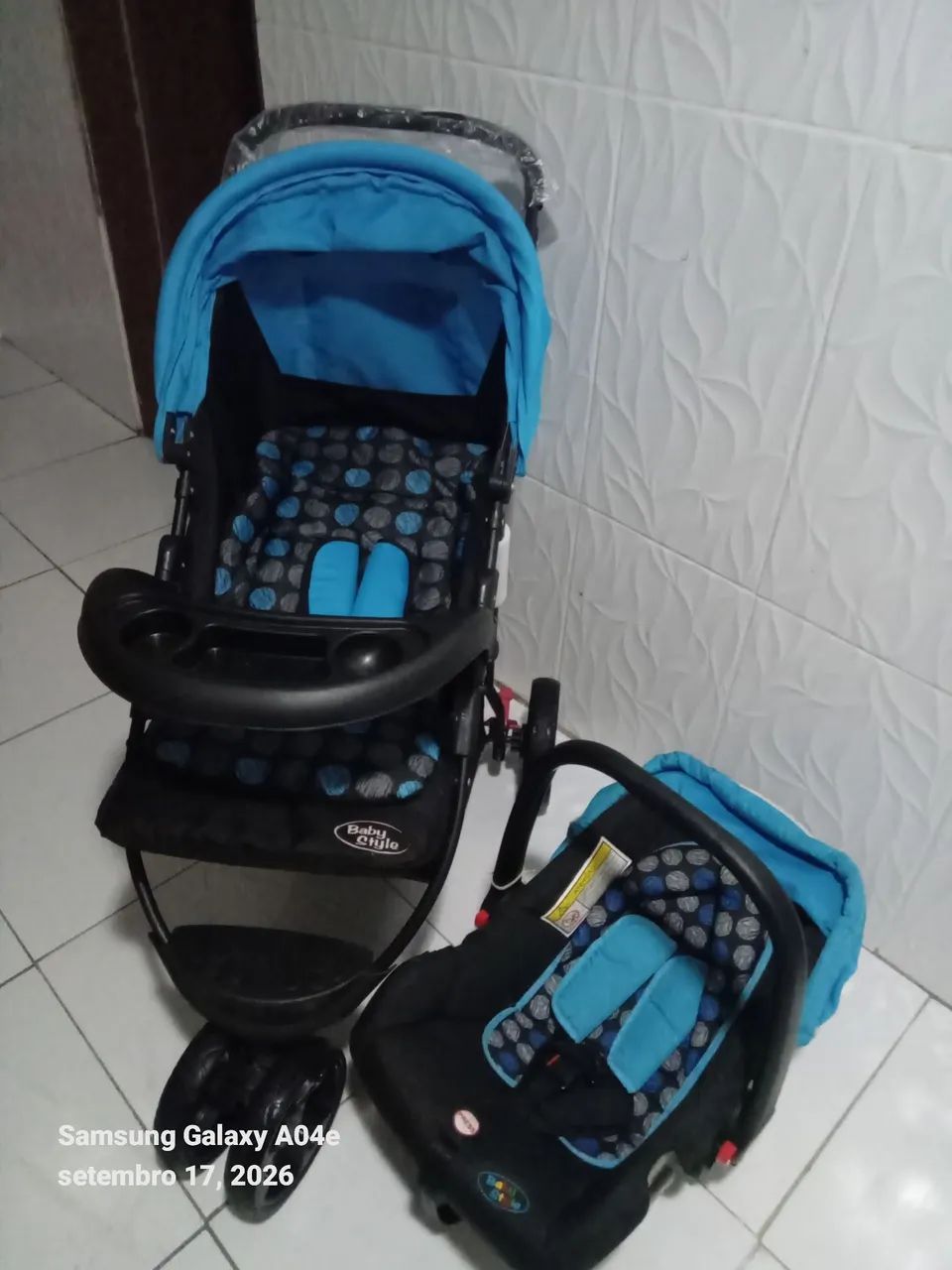 Carrinho de bebê e bebê conforto novinhos  - Foto 3