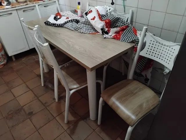 Mesa com 6 cadeiras, tampo de madeira - Foto 2